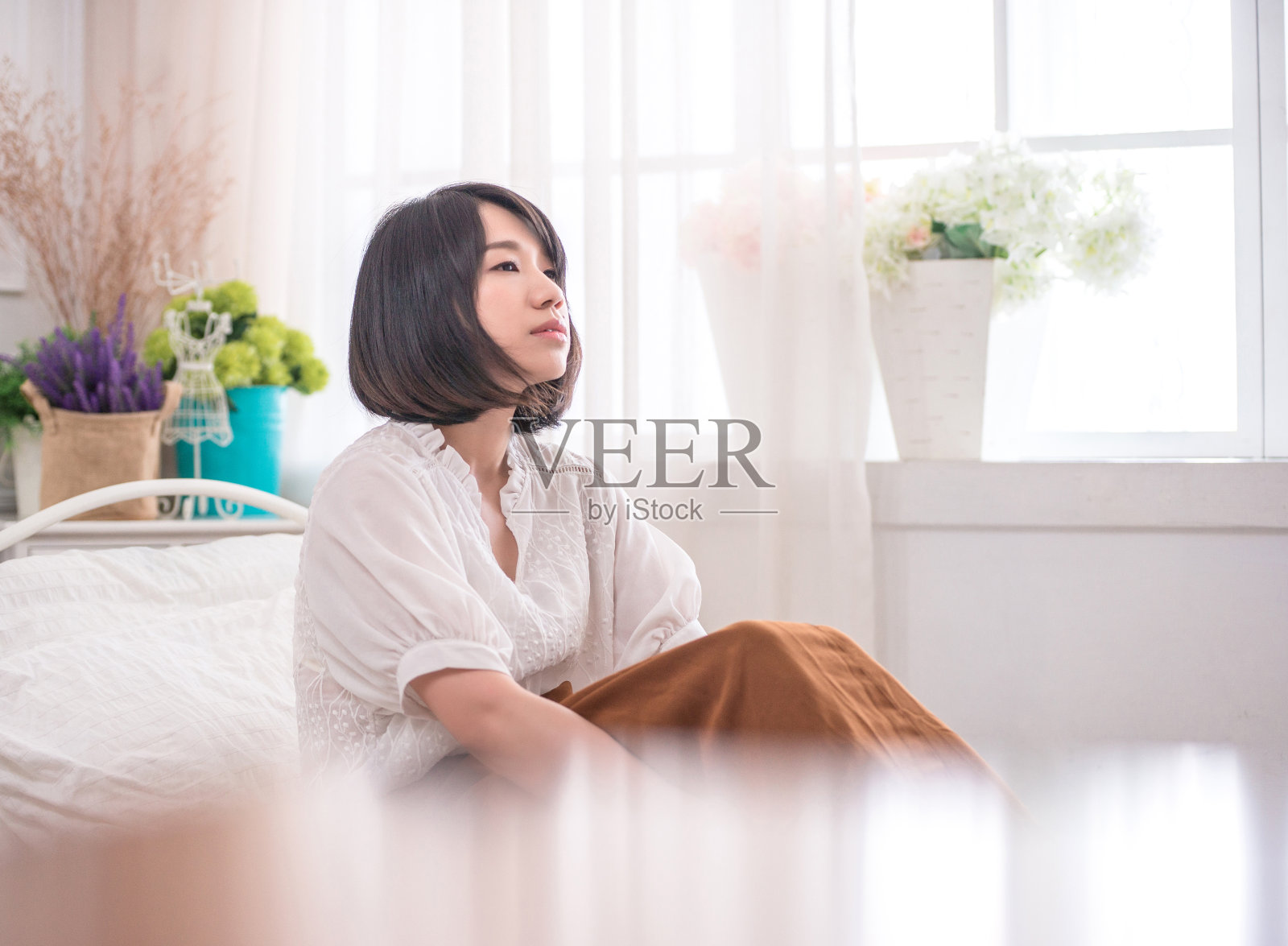 在室内手持饮品的亚洲少女，教育、科技或创业概念照片摄影图片