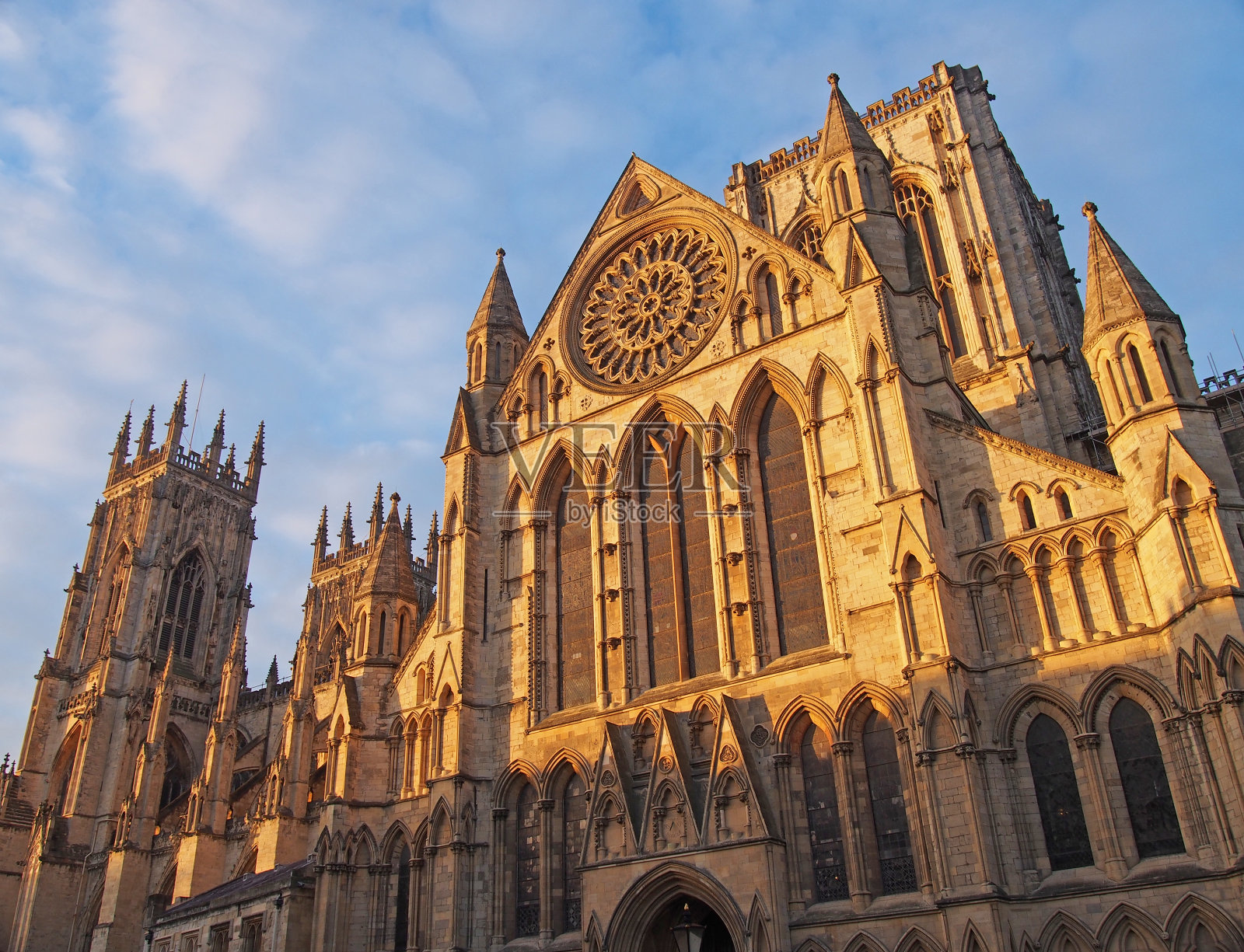 在阳光下的约克大教堂的一个侧面视图，反对蓝色多云的天空照片摄影图片