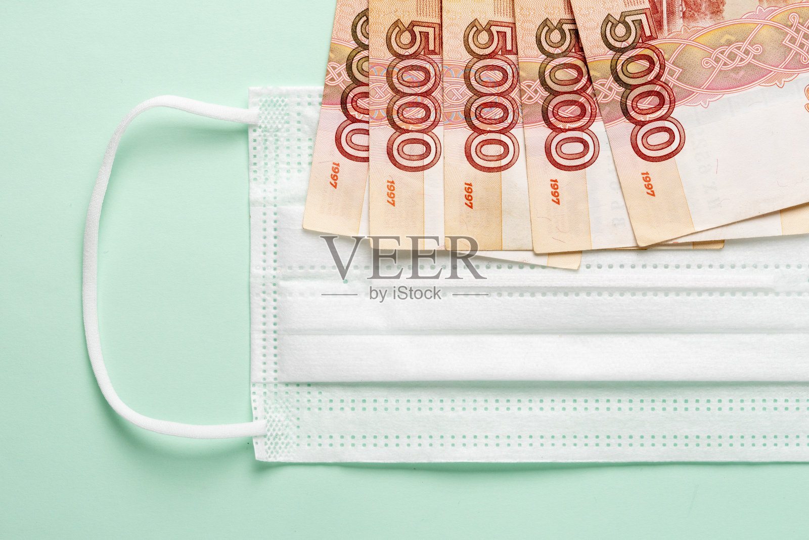 上面有俄罗斯钱的医疗面具照片摄影图片