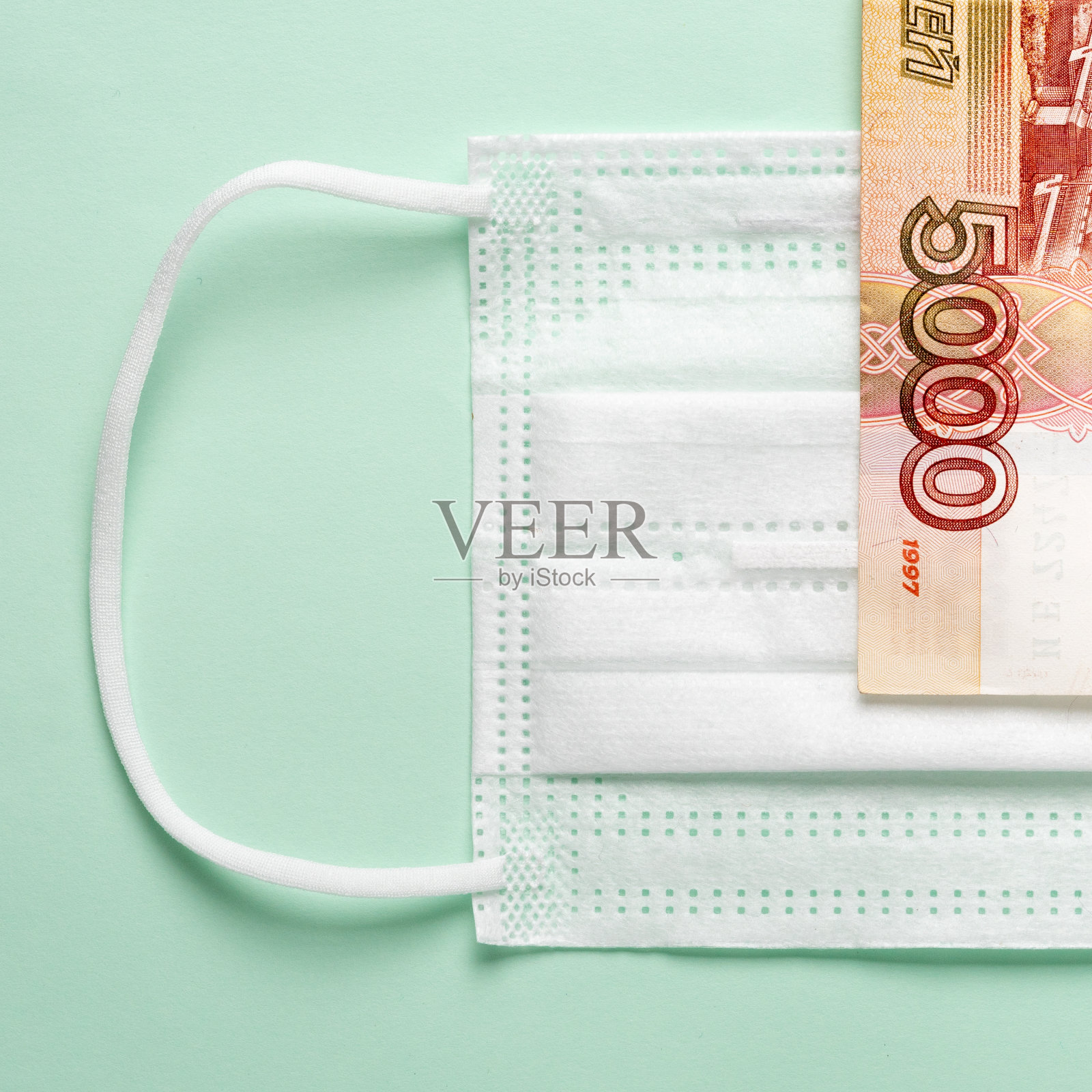 上面有俄罗斯钱的医疗面具照片摄影图片