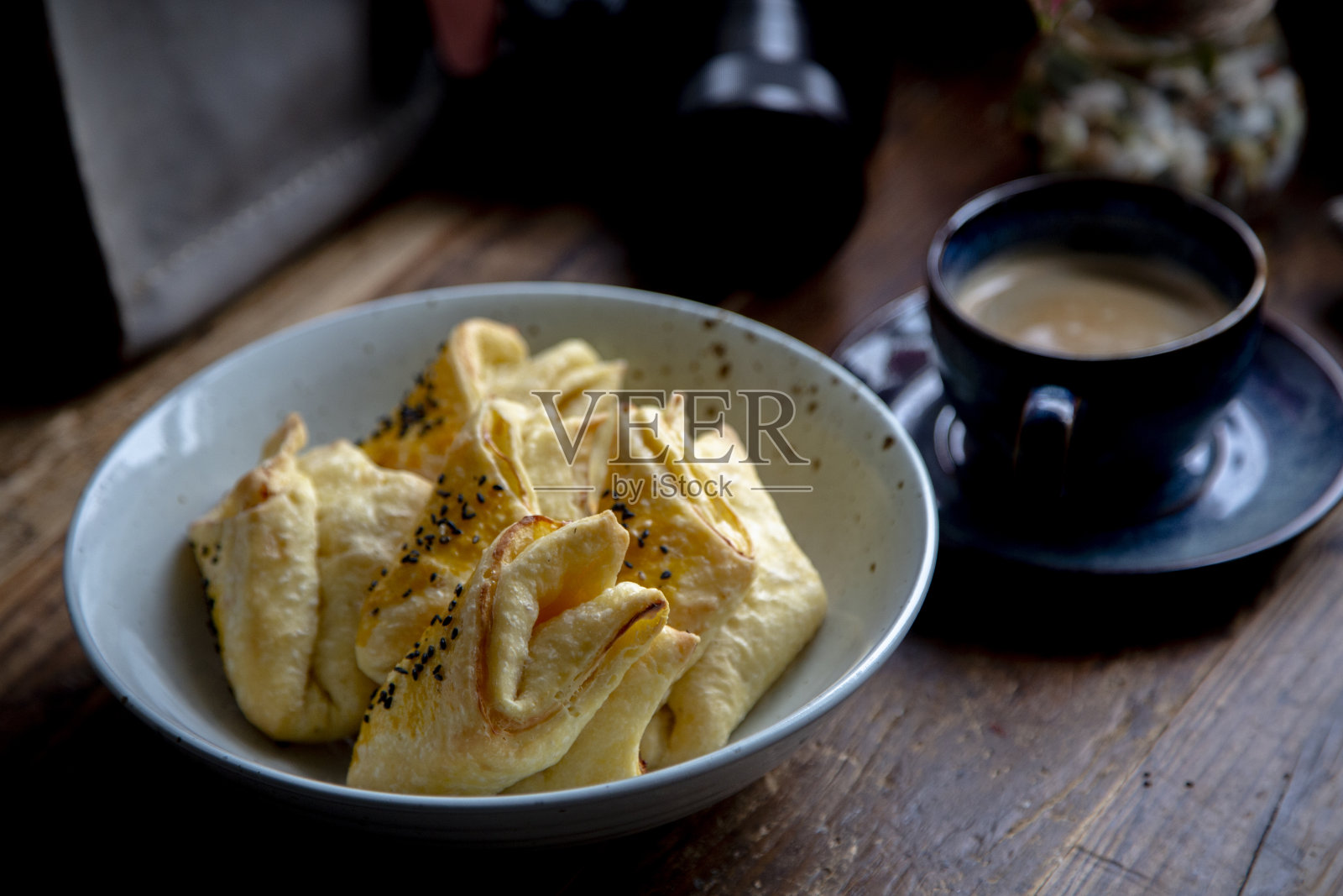 手工三角折叠酥皮和咖啡照片摄影图片