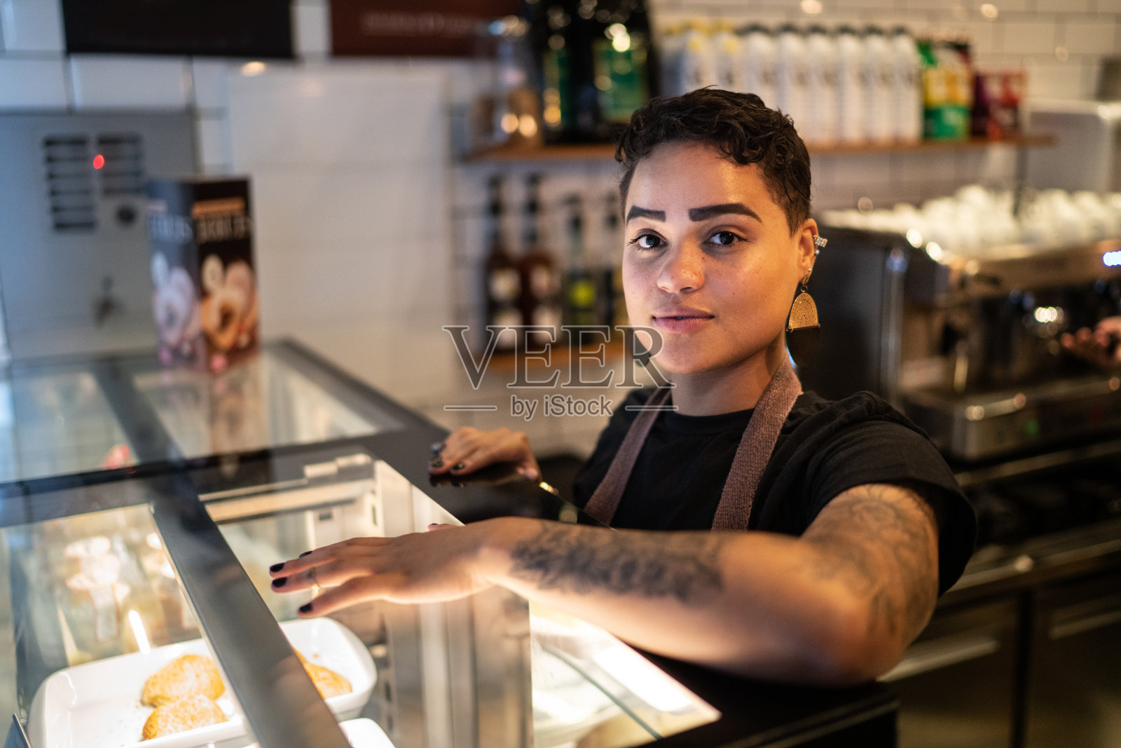 在咖啡店工作的年轻女服务员的肖像照片摄影图片