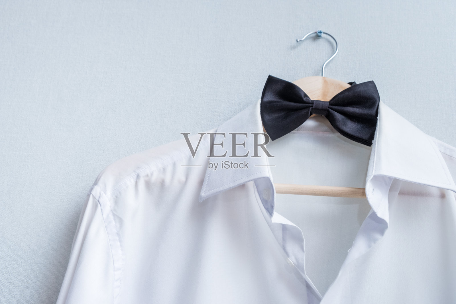 白人男子衬衫和黑色领结在衣架上照片摄影图片