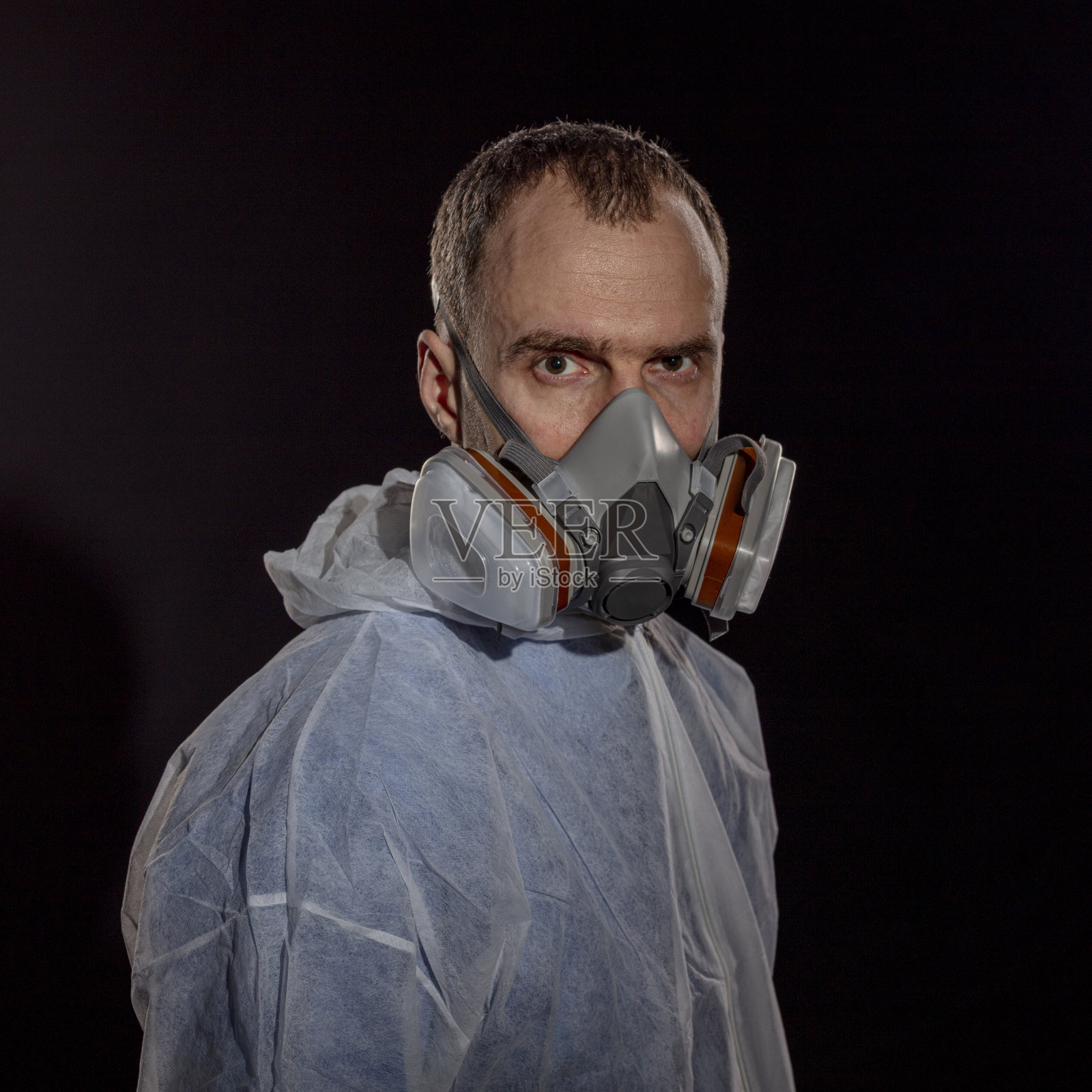 佩戴呼吸器和防护眼镜的男人面部照片摄影图片