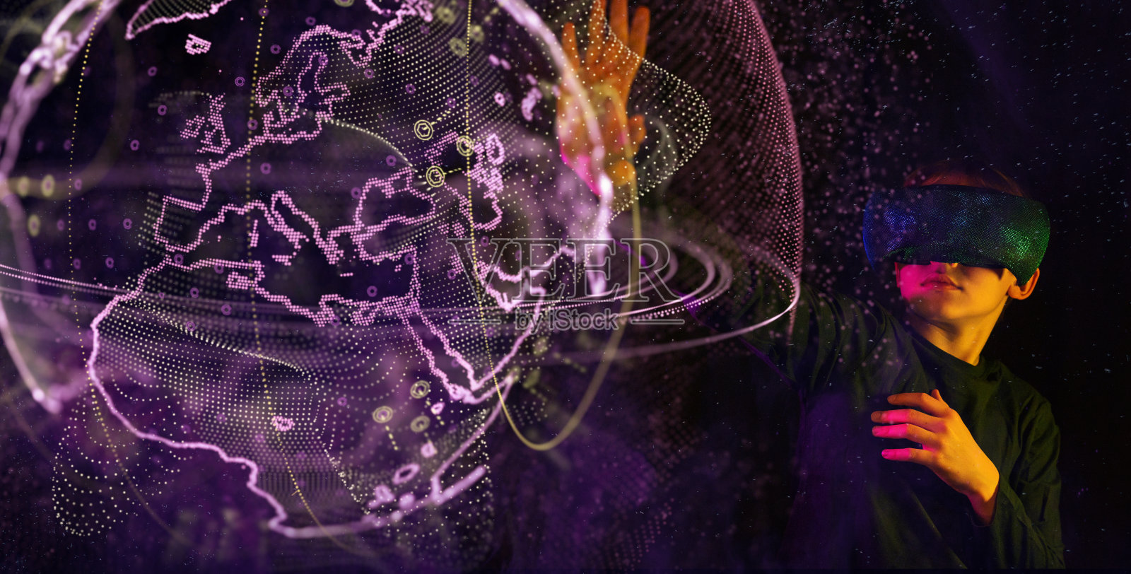 儿童探索虚拟现实，欣赏周围的空间VR头显照片摄影图片