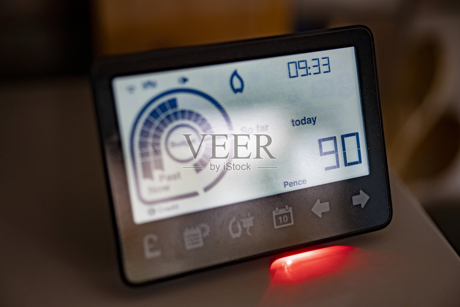 英国家庭安装智能电表。照片摄影图片