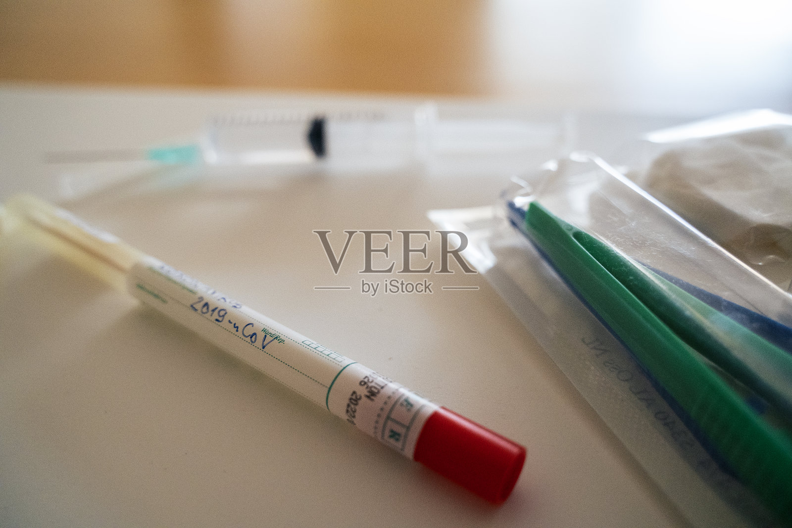 冠状病毒保护。在医疗诊所接受冠状病毒疫苗。照片摄影图片