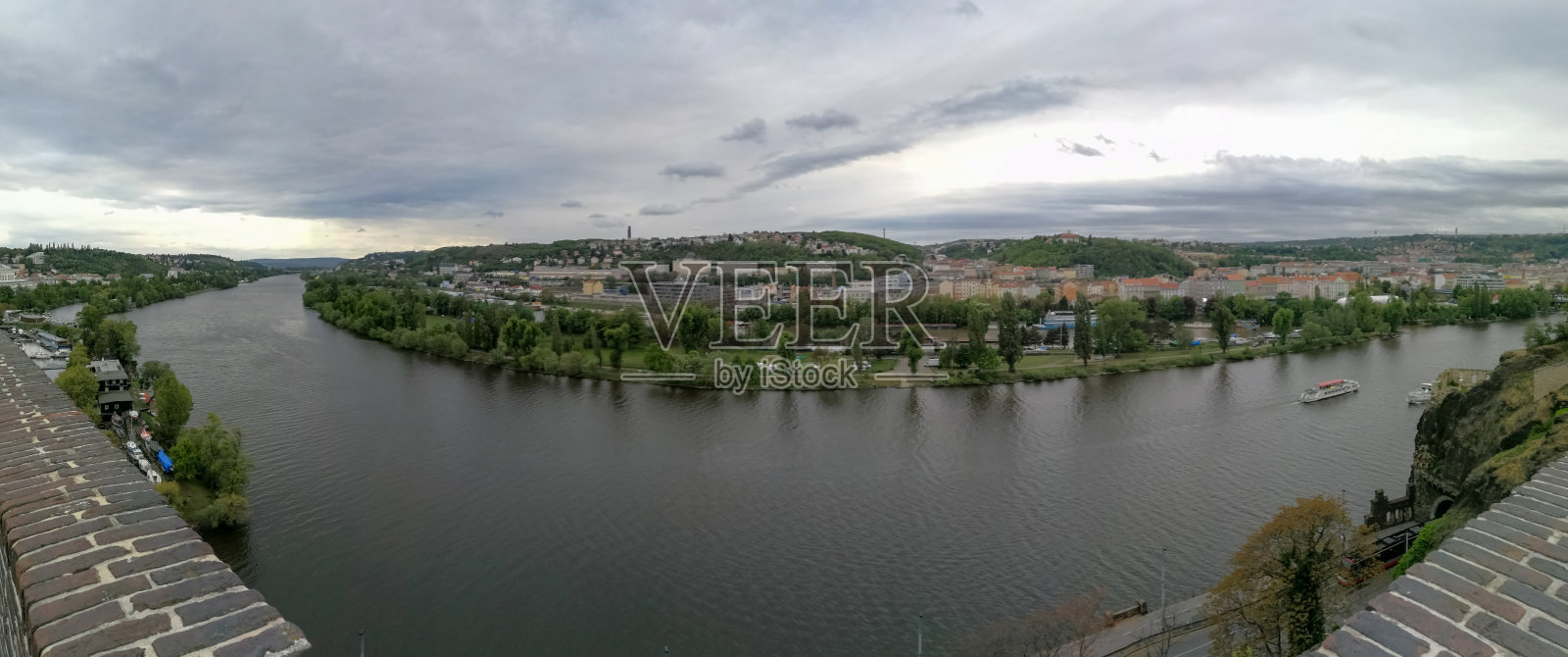 捷克共和国布拉格的伏尔塔瓦河照片摄影图片