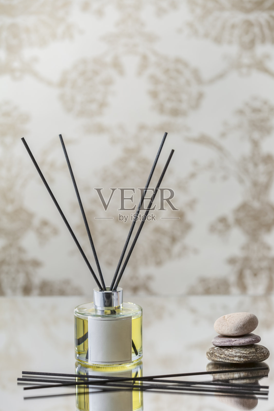 香油在经典的背景与石头照片摄影图片