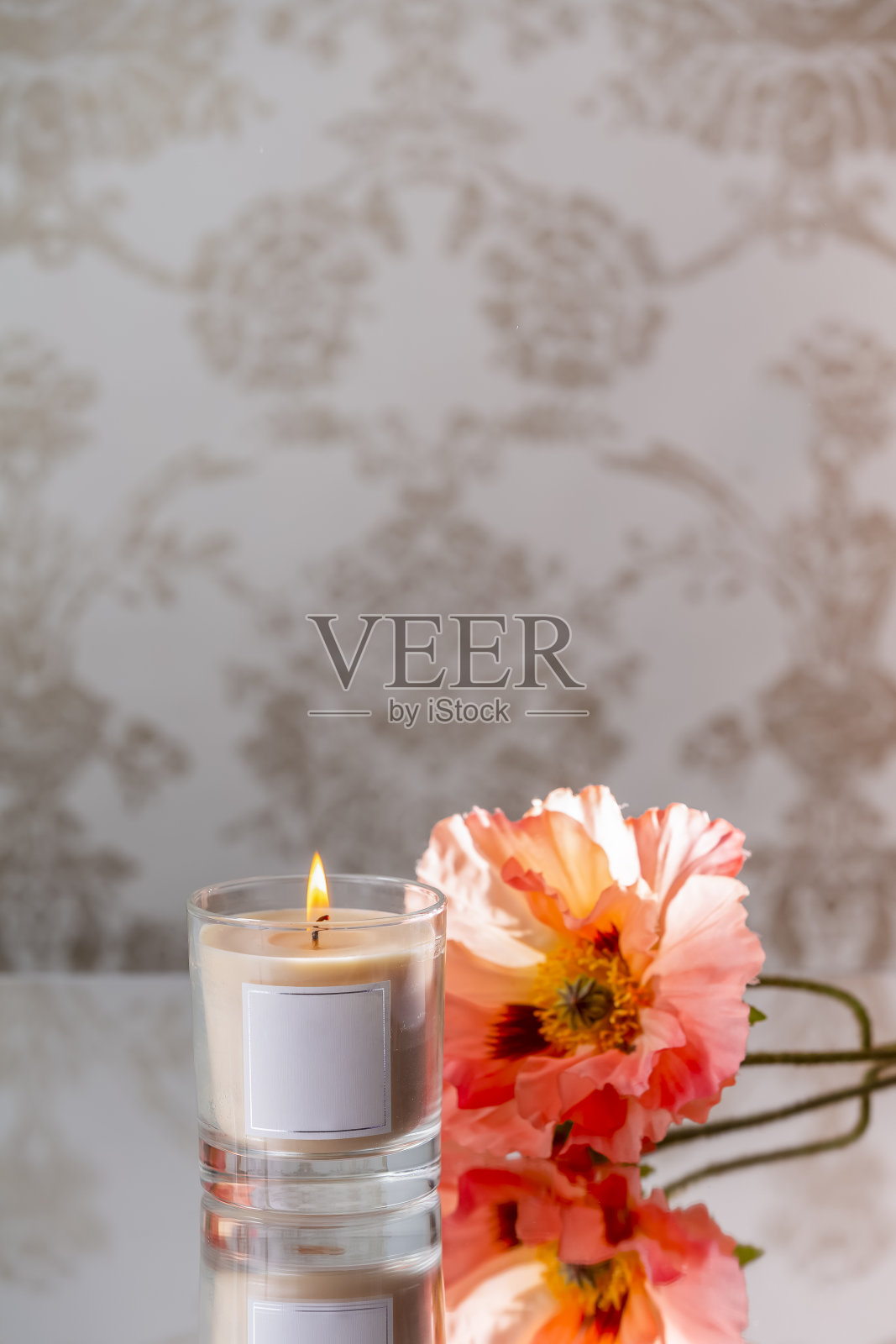 香薰蜡烛在经典背景与红色的花照片摄影图片