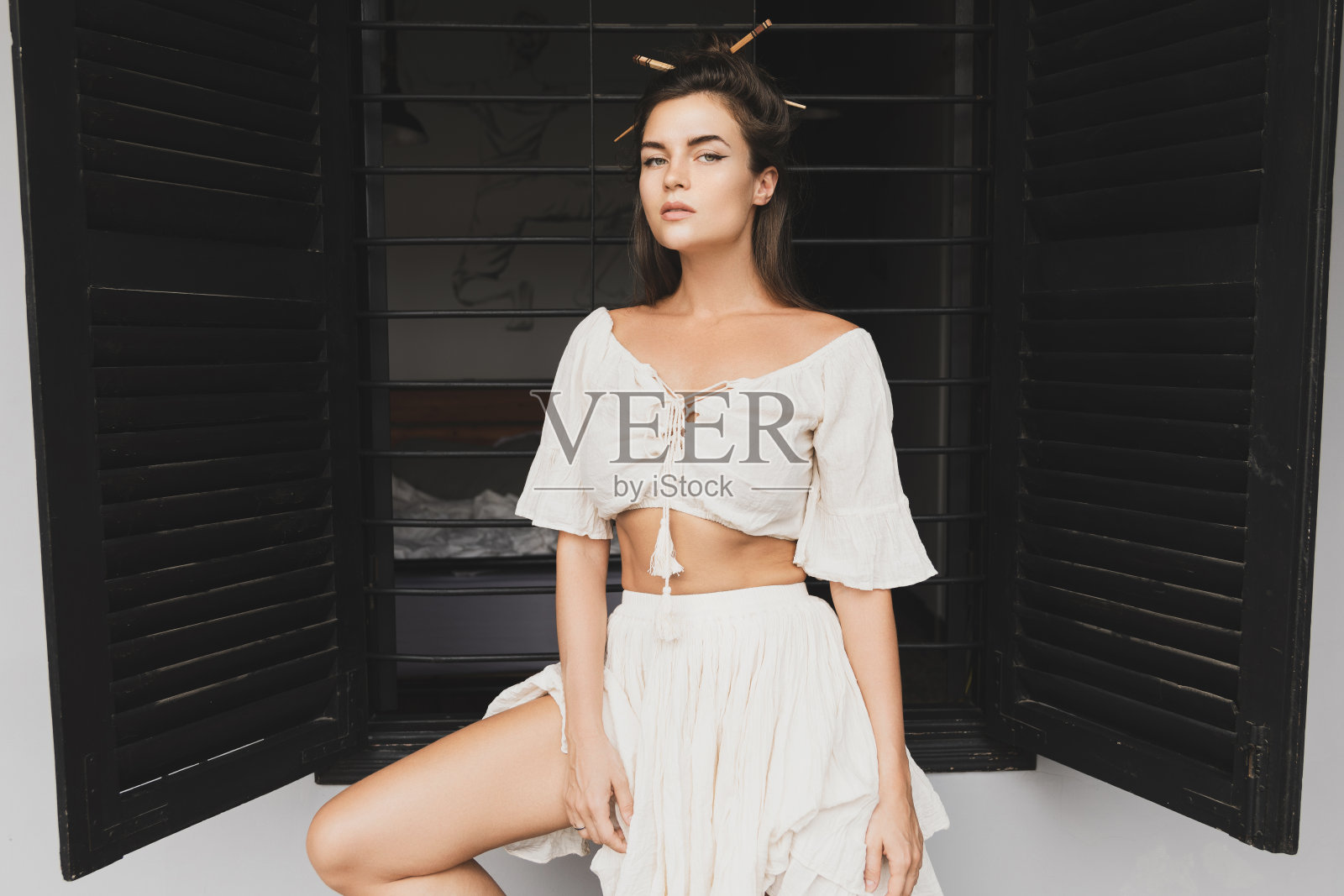 发型时尚，身穿天然面料服装的美女照片摄影图片