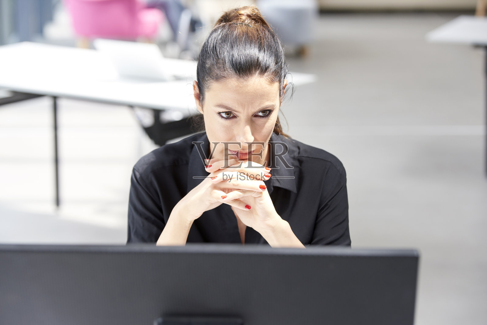 坐在办公室电脑后面思考的女商人照片摄影图片