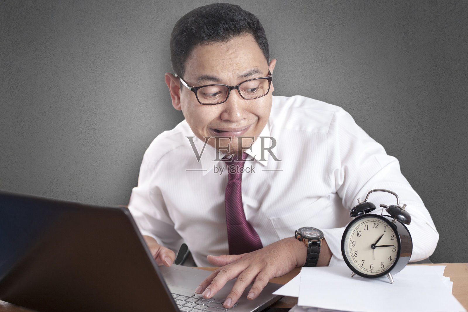 因时间而焦虑的亚洲商人，工作截止日期的压力照片摄影图片