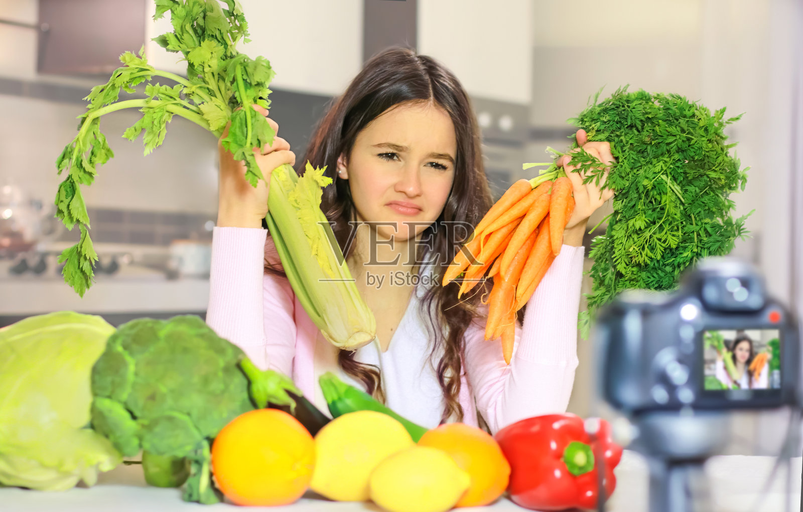 少女博主向粉丝讲解健康饮食的重要性照片摄影图片