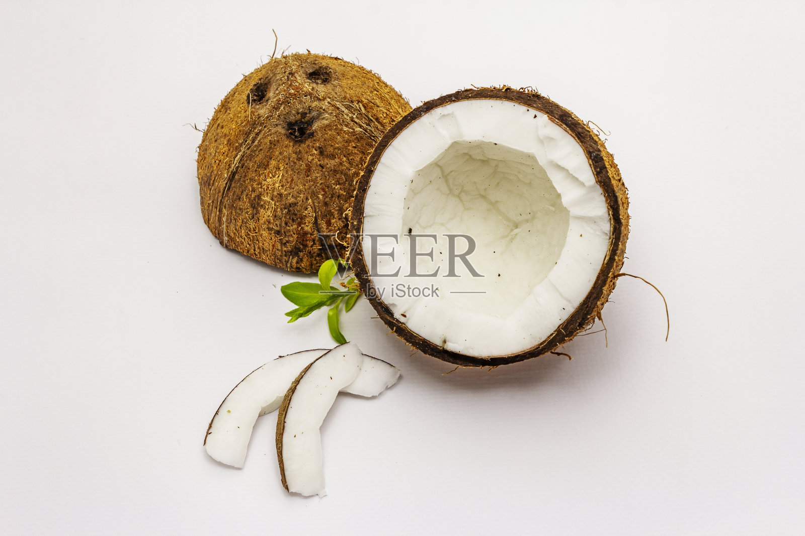 成熟的椰子切成两半孤立照片摄影图片