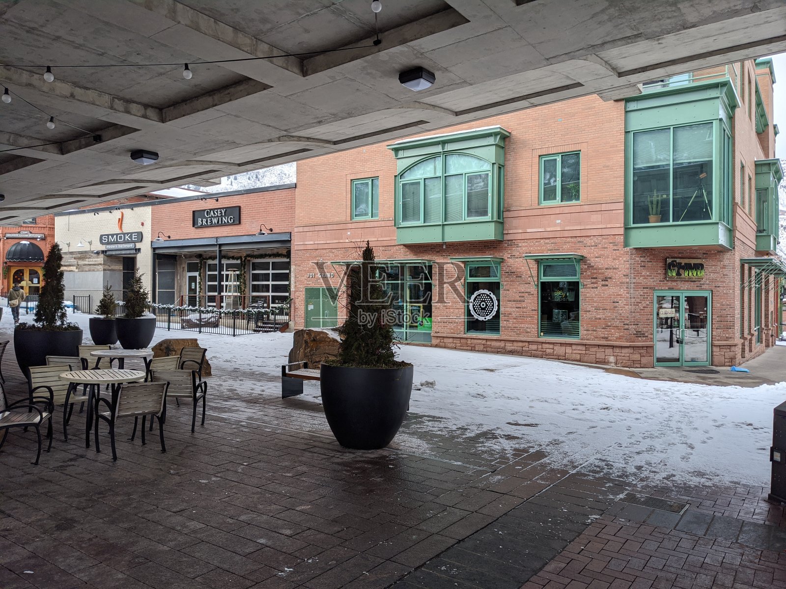 在科罗拉多州格伦伍德斯普林斯市中心的第七街车站人行天桥上，白天积雪成堆照片摄影图片