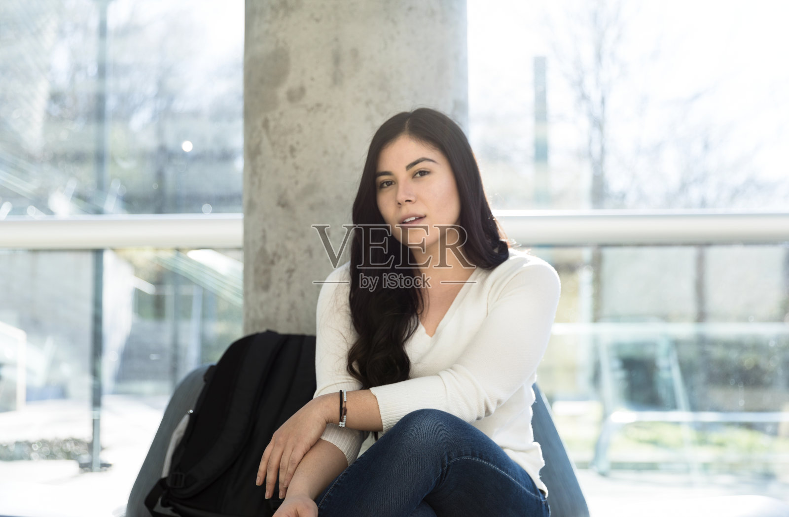 年轻的成年女子为相机肖像摆姿势照片摄影图片