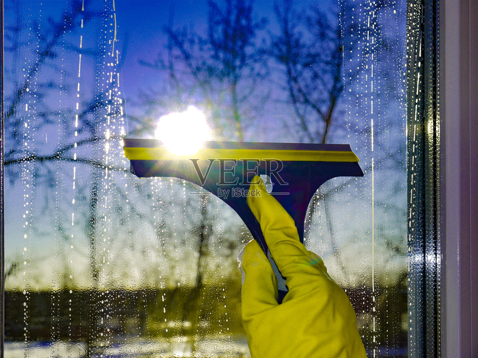 城镇和乡村房屋的春季大扫除。照片摄影图片