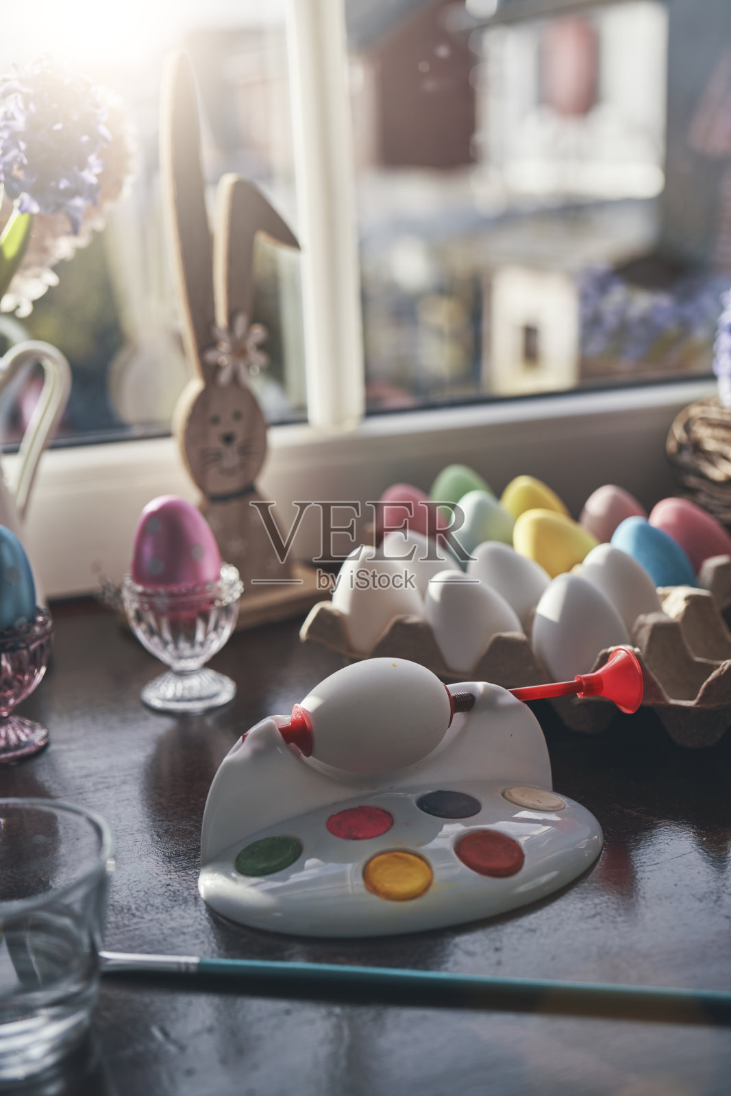 用不同的颜色给复活节彩蛋着色照片摄影图片