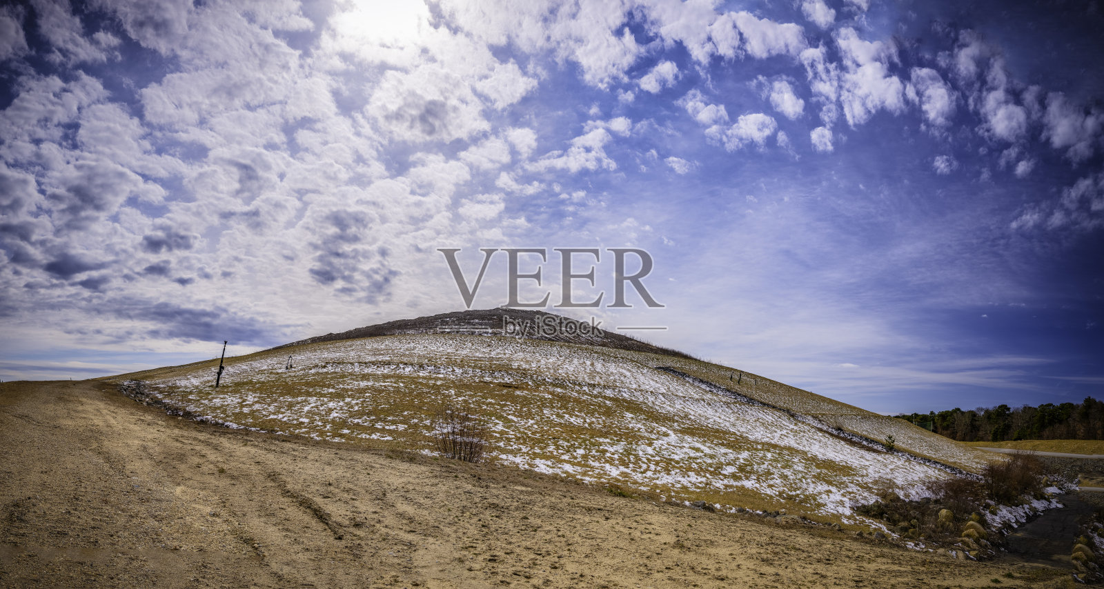 在阳光明媚的冬日里，在卷层云下的乡村景观照片摄影图片