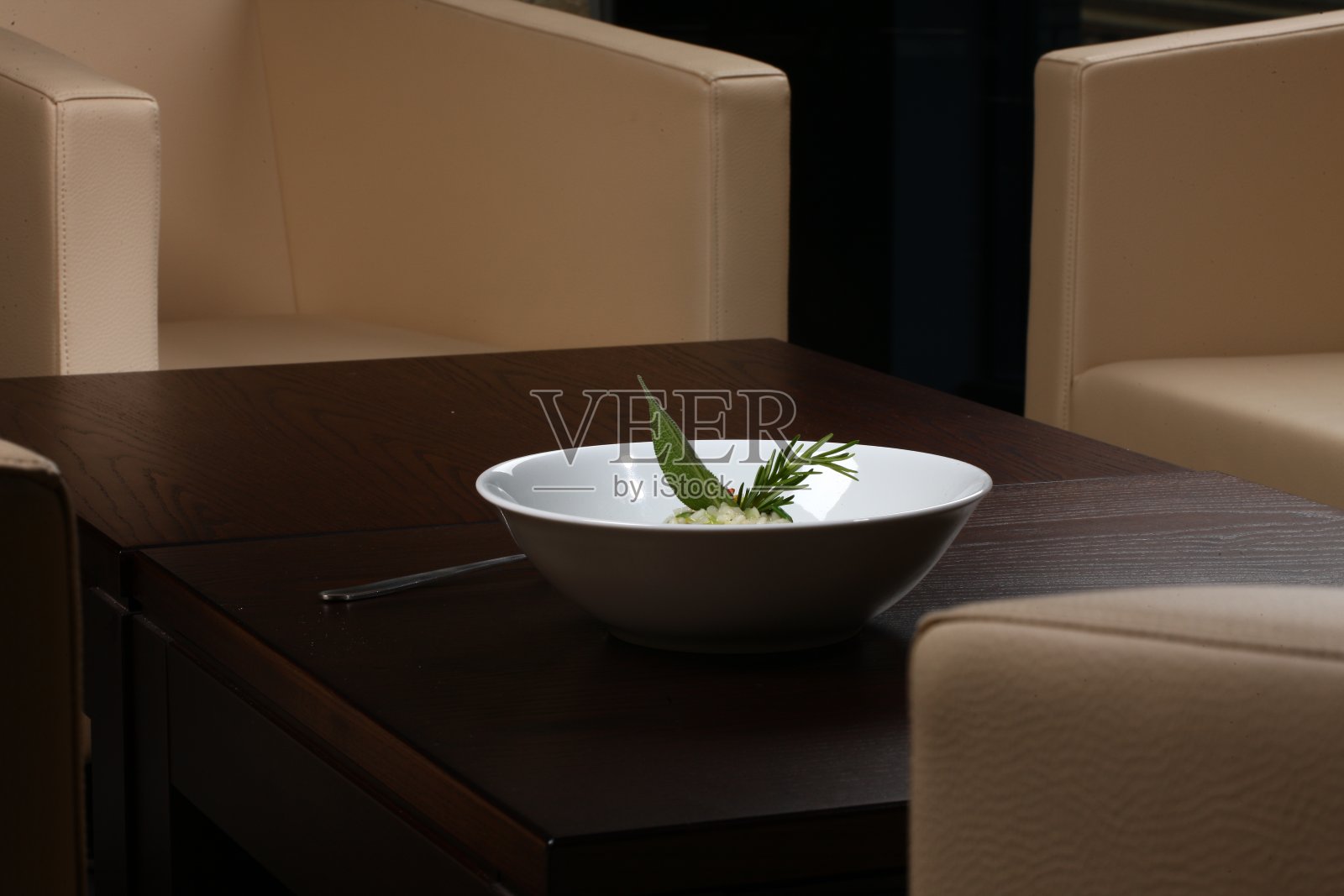 亚洲人用盘子和叉子吃米饭照片摄影图片