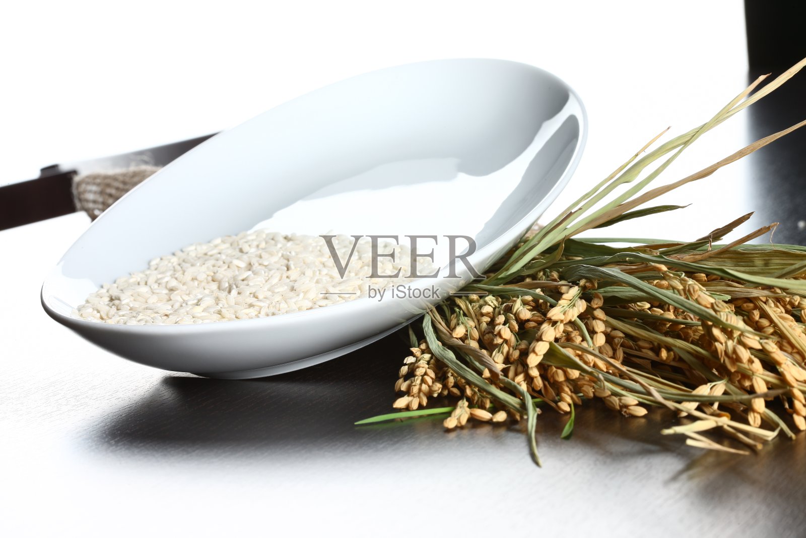 碗里种着稻子和玉米照片摄影图片