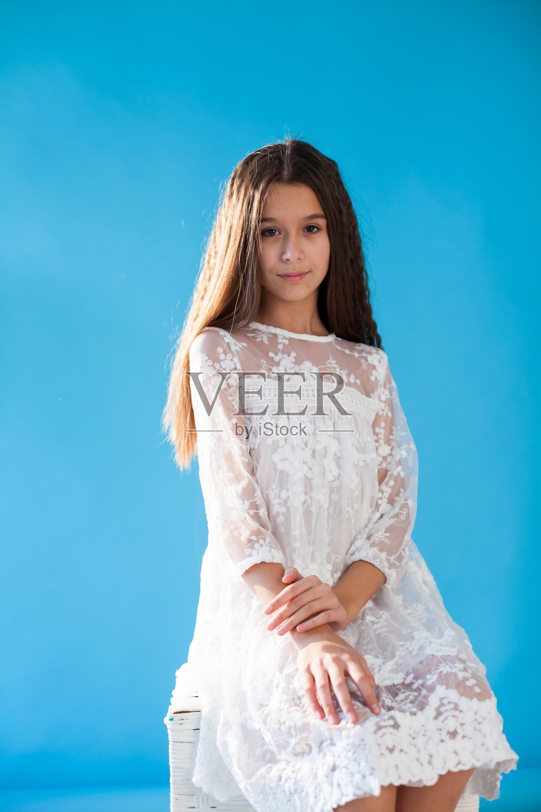 身穿白色连衣裙的美丽黑发女孩肖像照片摄影图片