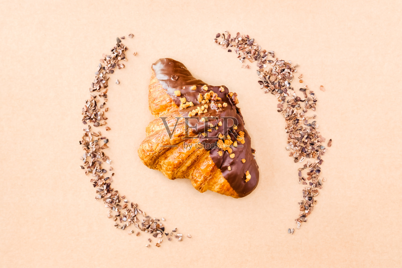 巧克力羊角面包的背景。照片摄影图片