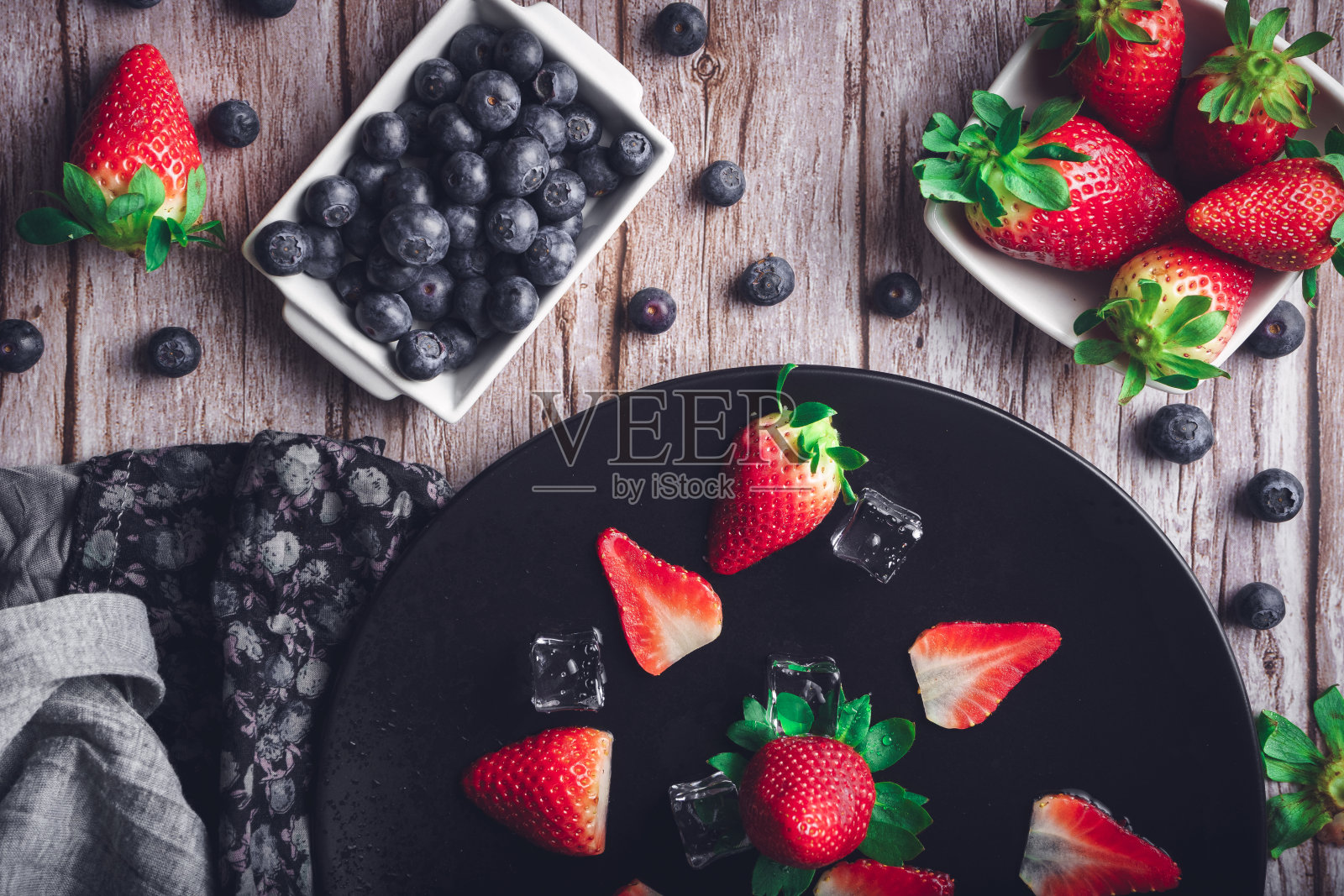 草莓和蓝莓的静物画照片摄影图片