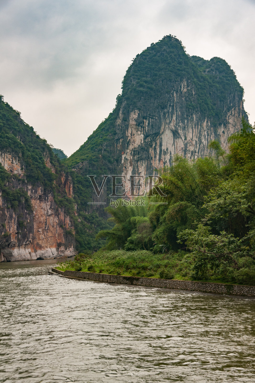 中国桂林漓江弯道后的喀斯特山脉。照片摄影图片