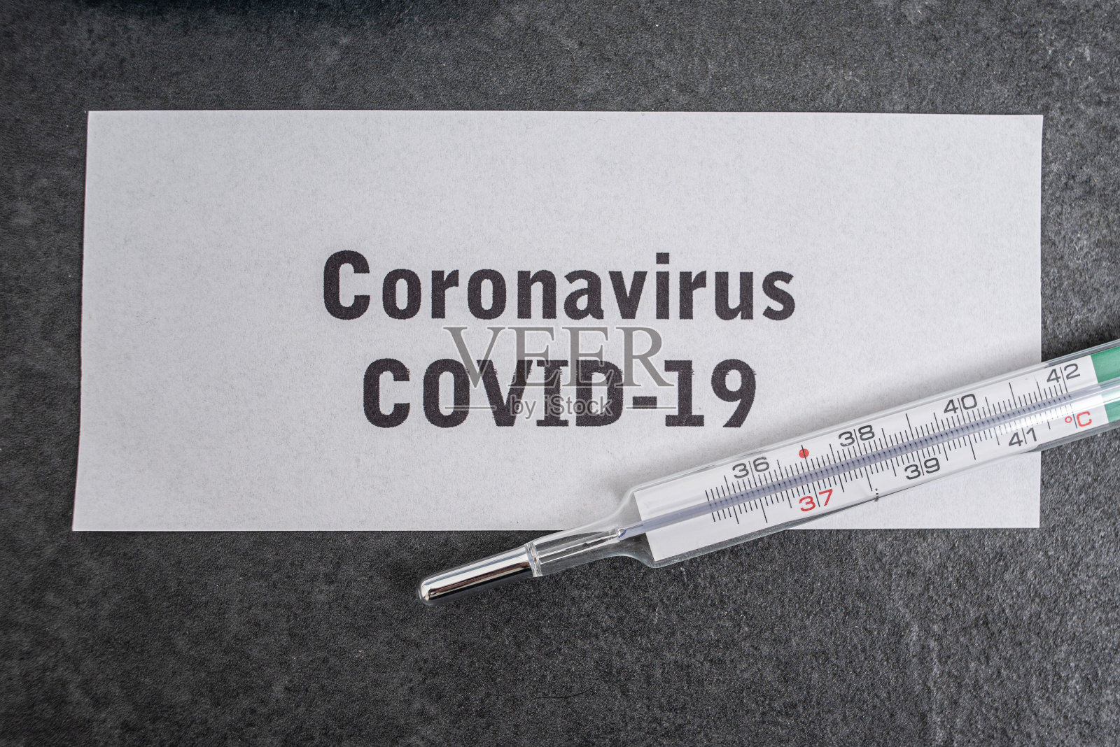 冠状病毒和旅游概念。注意COVID-19和护照。照片摄影图片