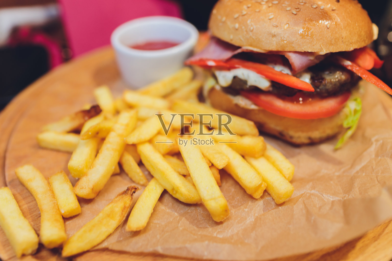 培根芝士汉堡配牛肉馅饼，番茄洋葱，汉堡菜单。照片摄影图片