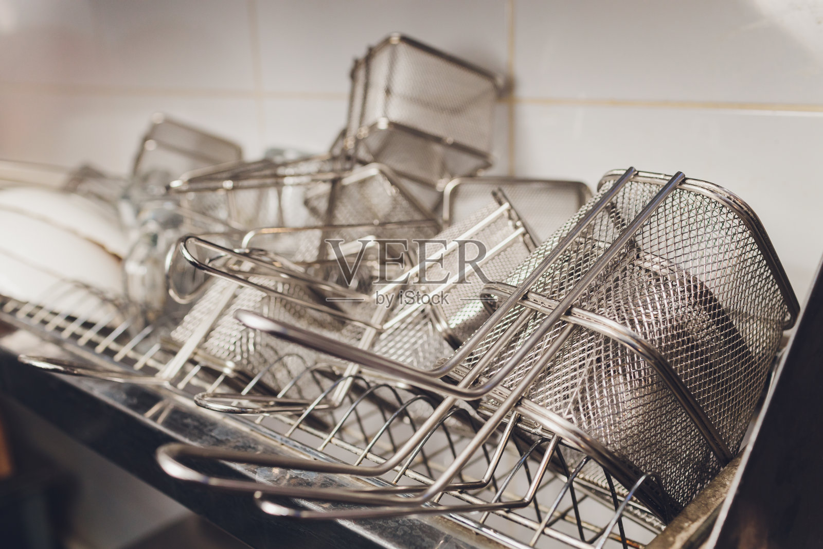 厨房餐厅中新的空专业炸锅篮照片摄影图片