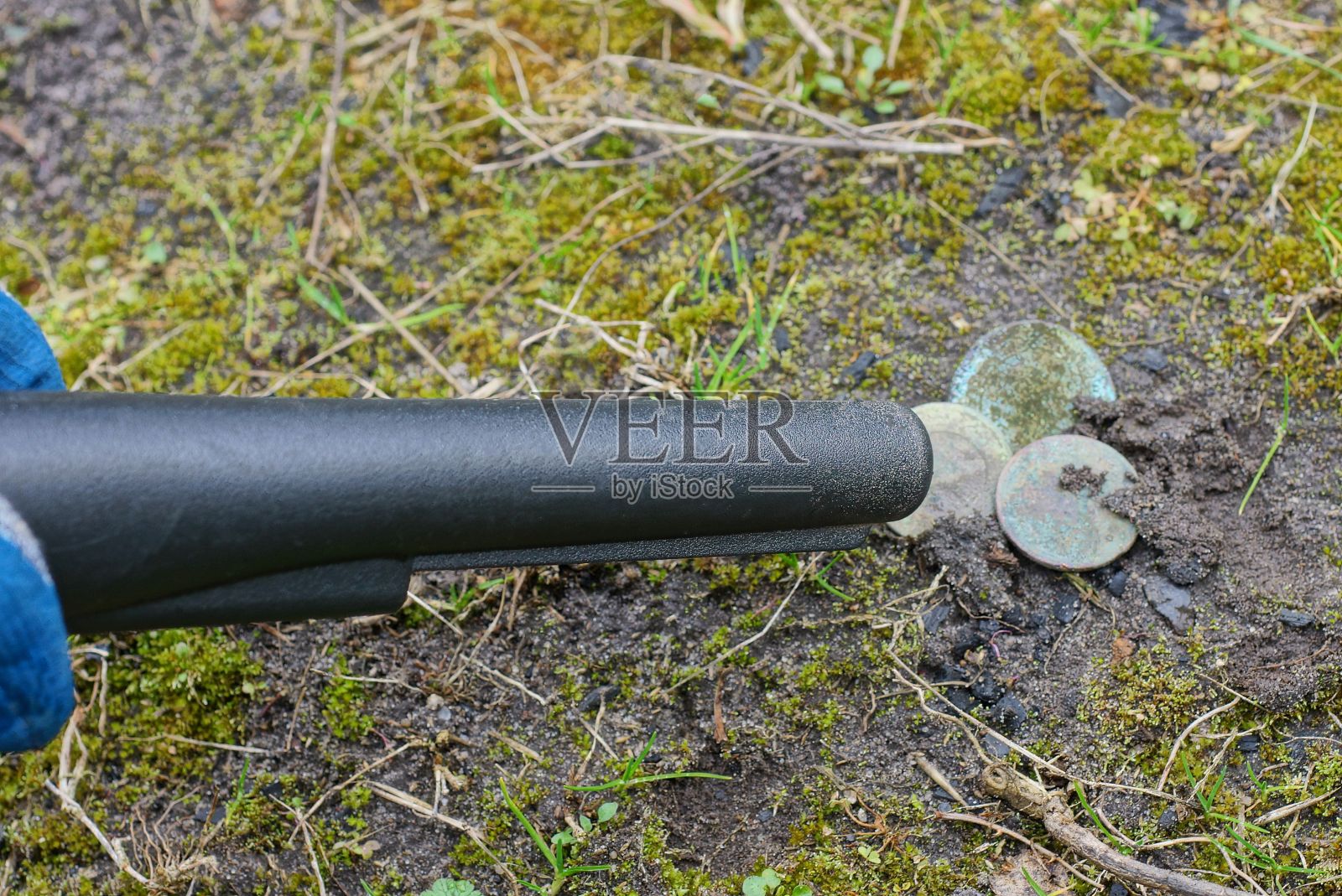手持黑色探测器检测古币照片摄影图片