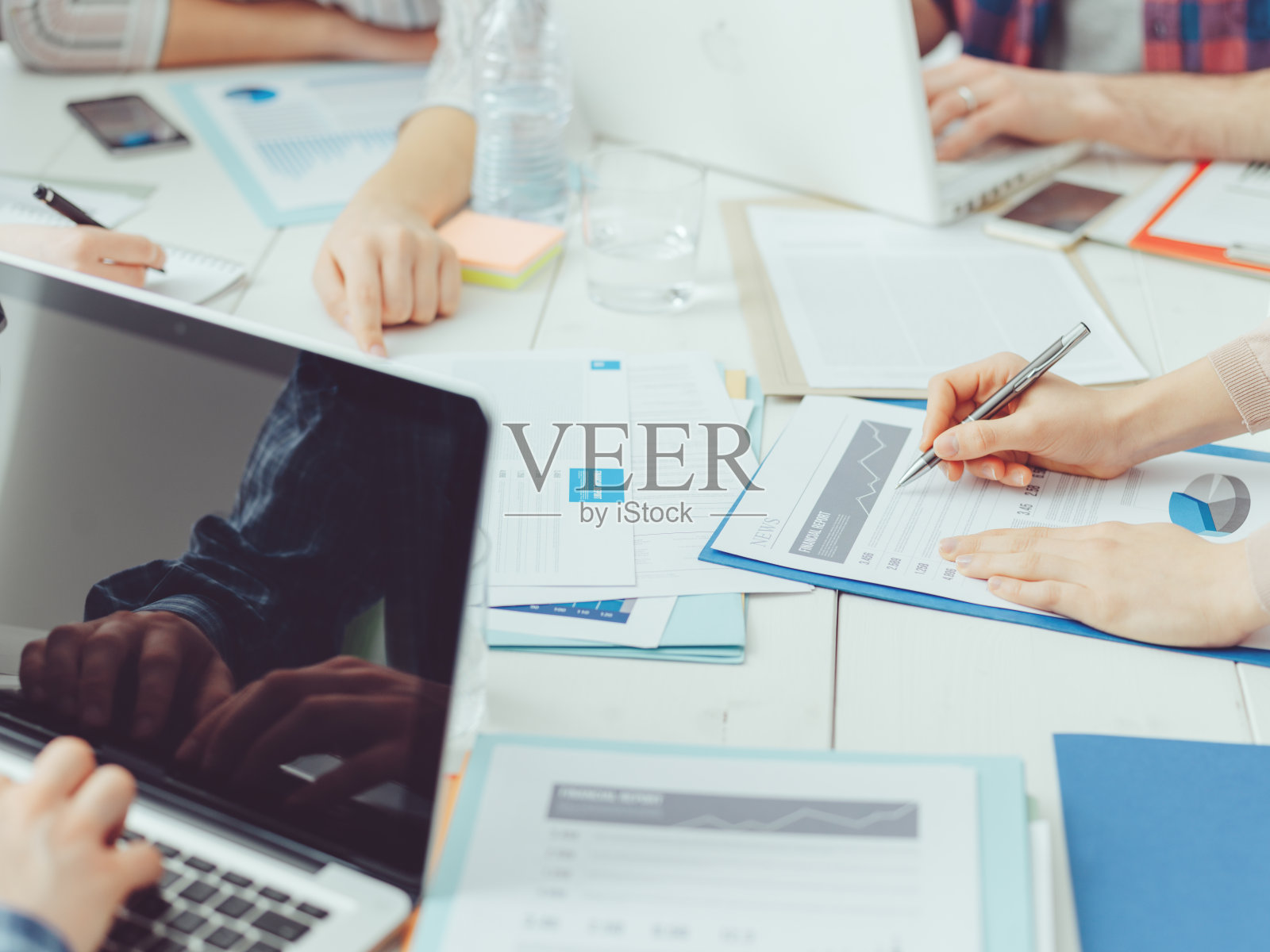 在办公室开会照片摄影图片