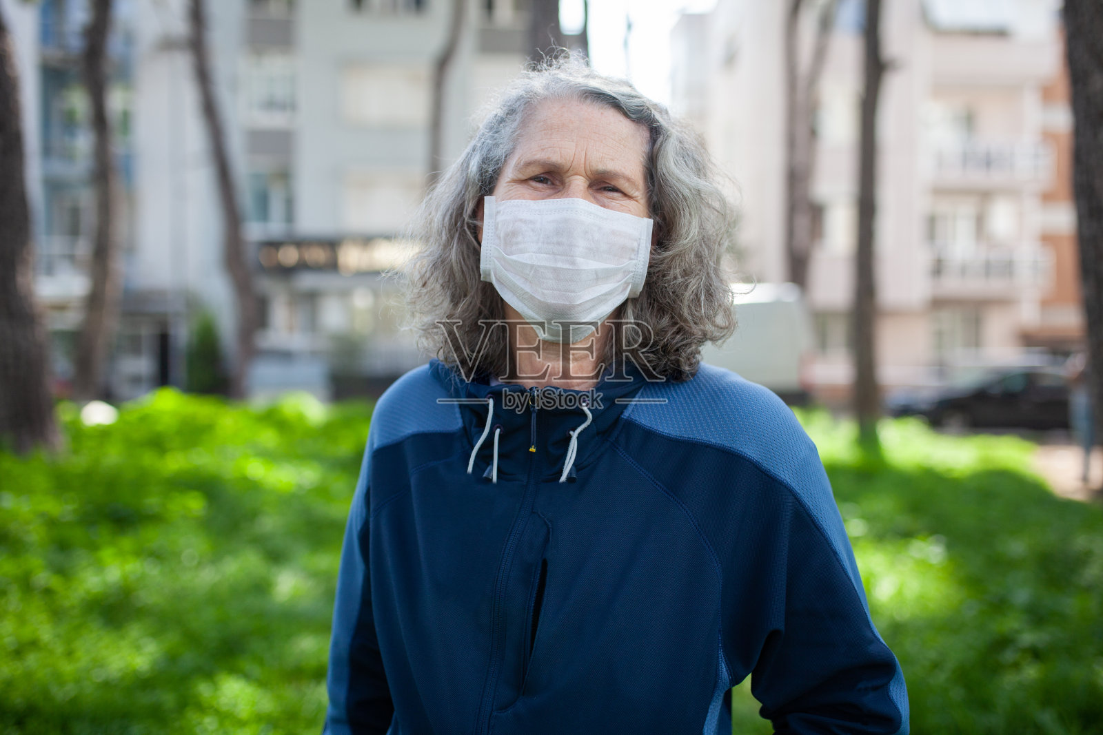 女子戴防护面罩外出照片摄影图片