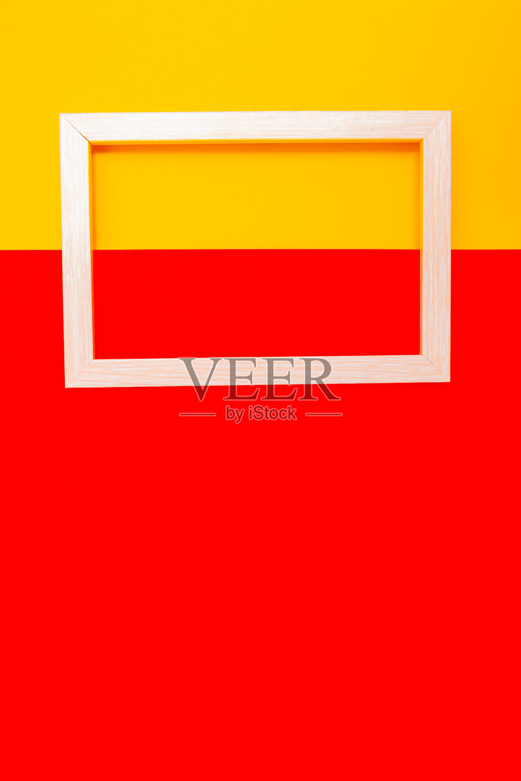 红黄背景上的木制框架照片摄影图片