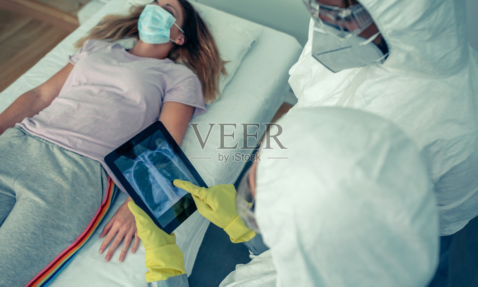 医生检查病人胸部X光片照片摄影图片