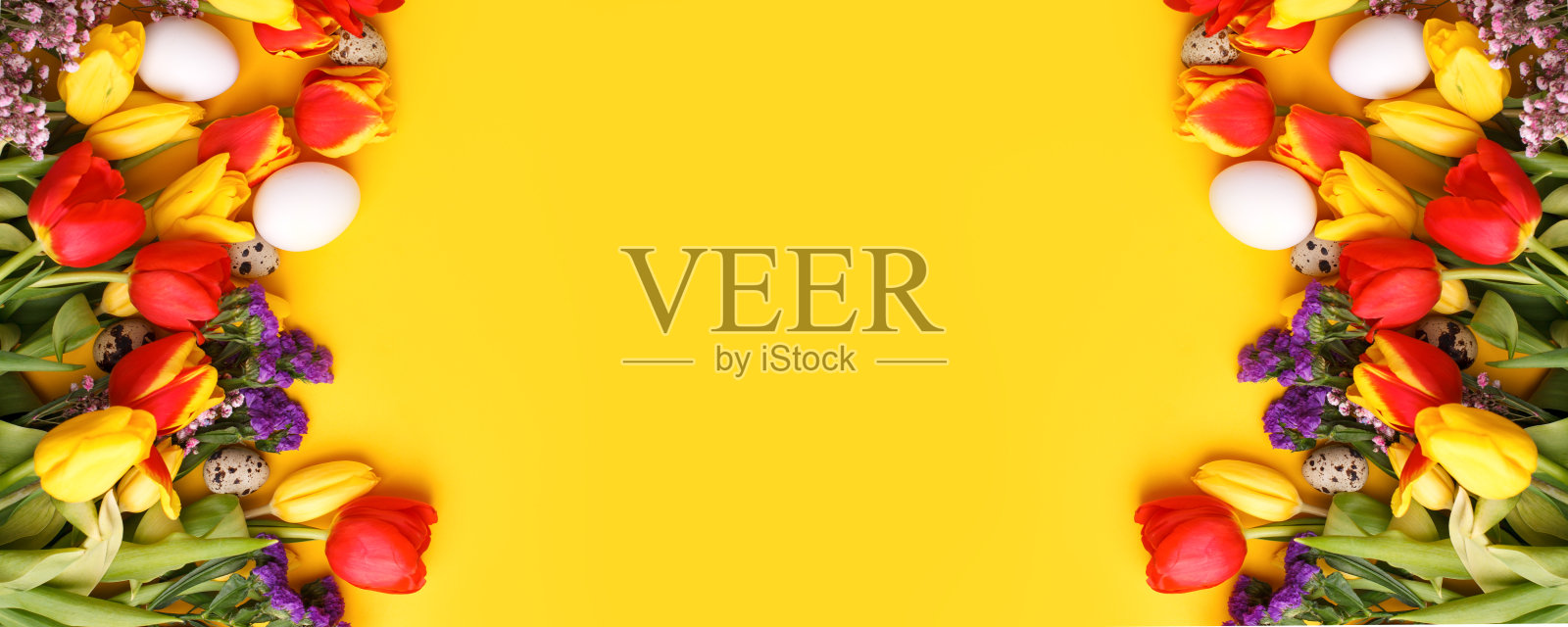 春季季节贺卡-快乐复活节概念-彩色郁金香和鸡蛋在明亮的黄色背景，拷贝空间，销售，折扣，庆祝横幅照片摄影图片