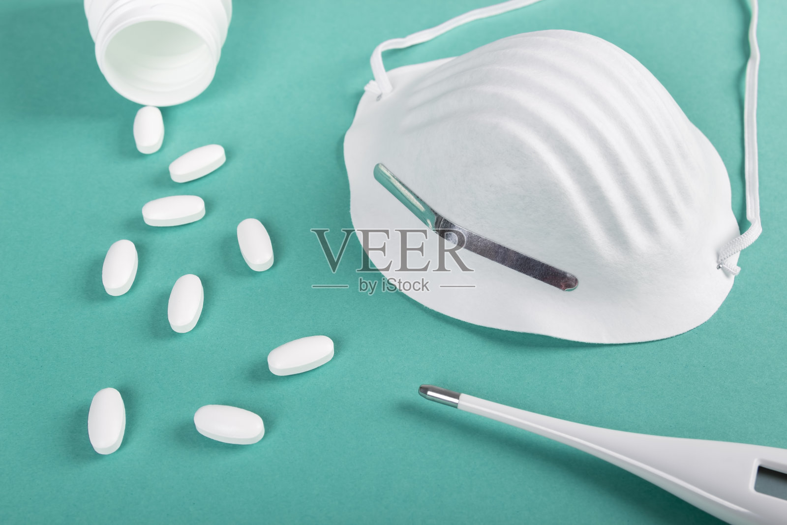 用于照顾病人和预防传染的口罩、药丸和温度计特写照片摄影图片