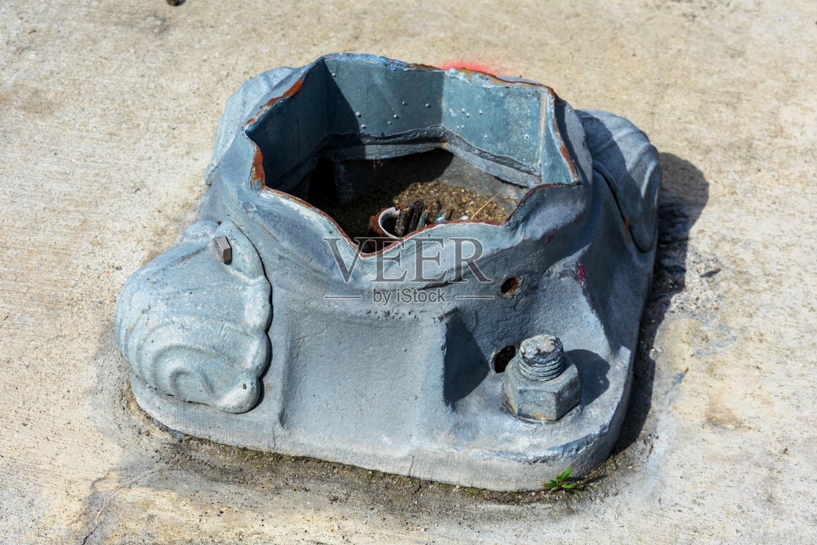 关闭了。风化的街灯基础照片摄影图片