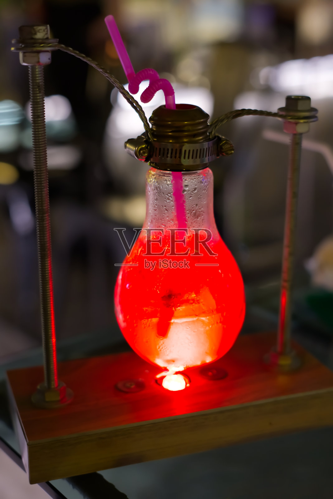 餐厅用圆形玻璃灯泡装的冷红色伏特加照片摄影图片