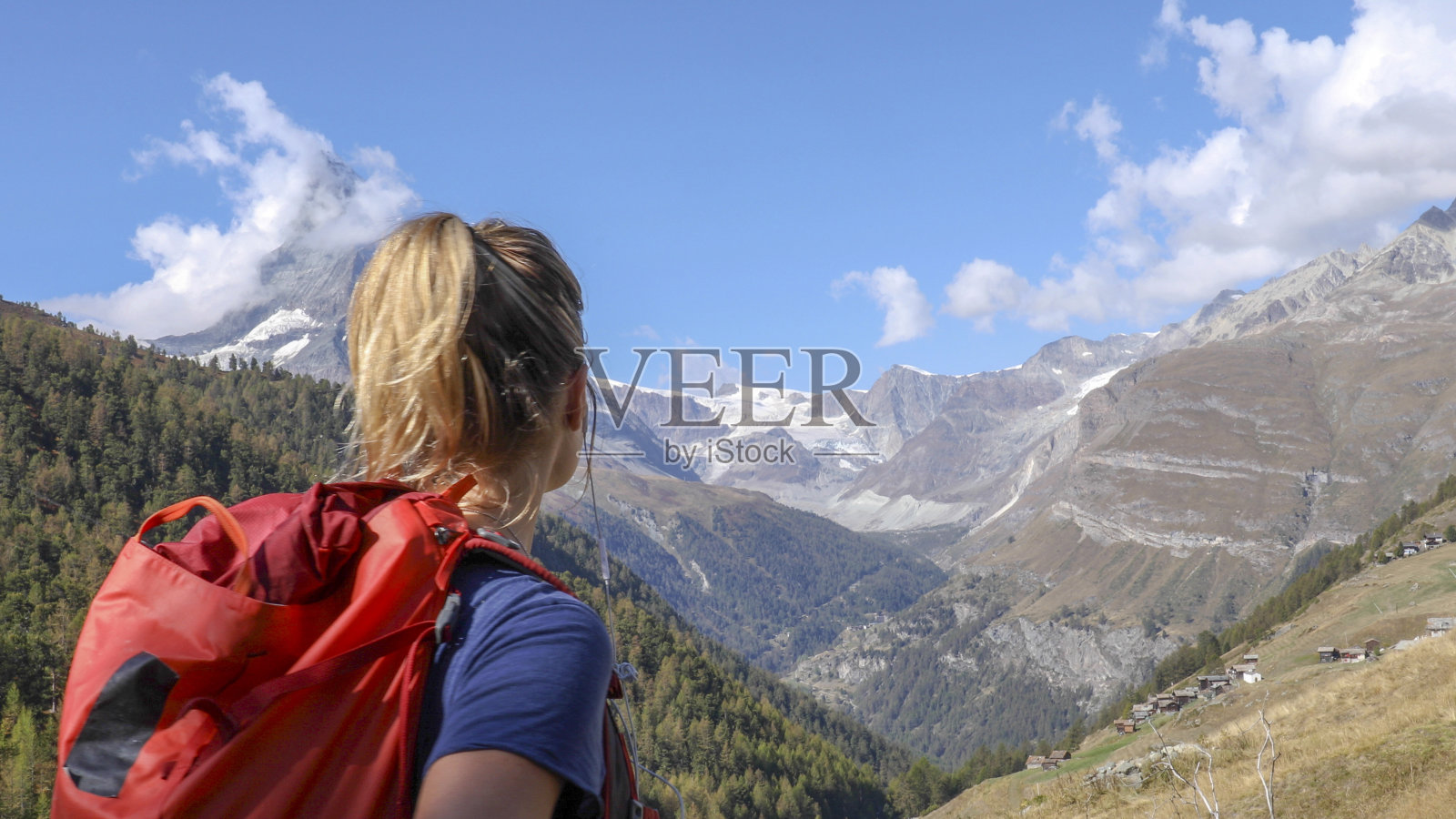 一位女徒步旅行者停下来看了看云中的马特洪峰照片摄影图片
