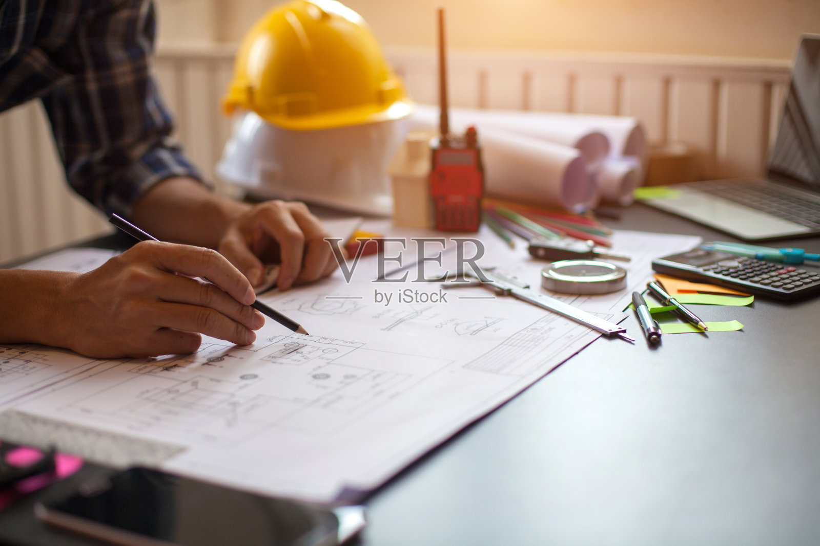 建筑师与建筑项目办公桌在建筑工地或办公楼采矿灯概念照片摄影图片