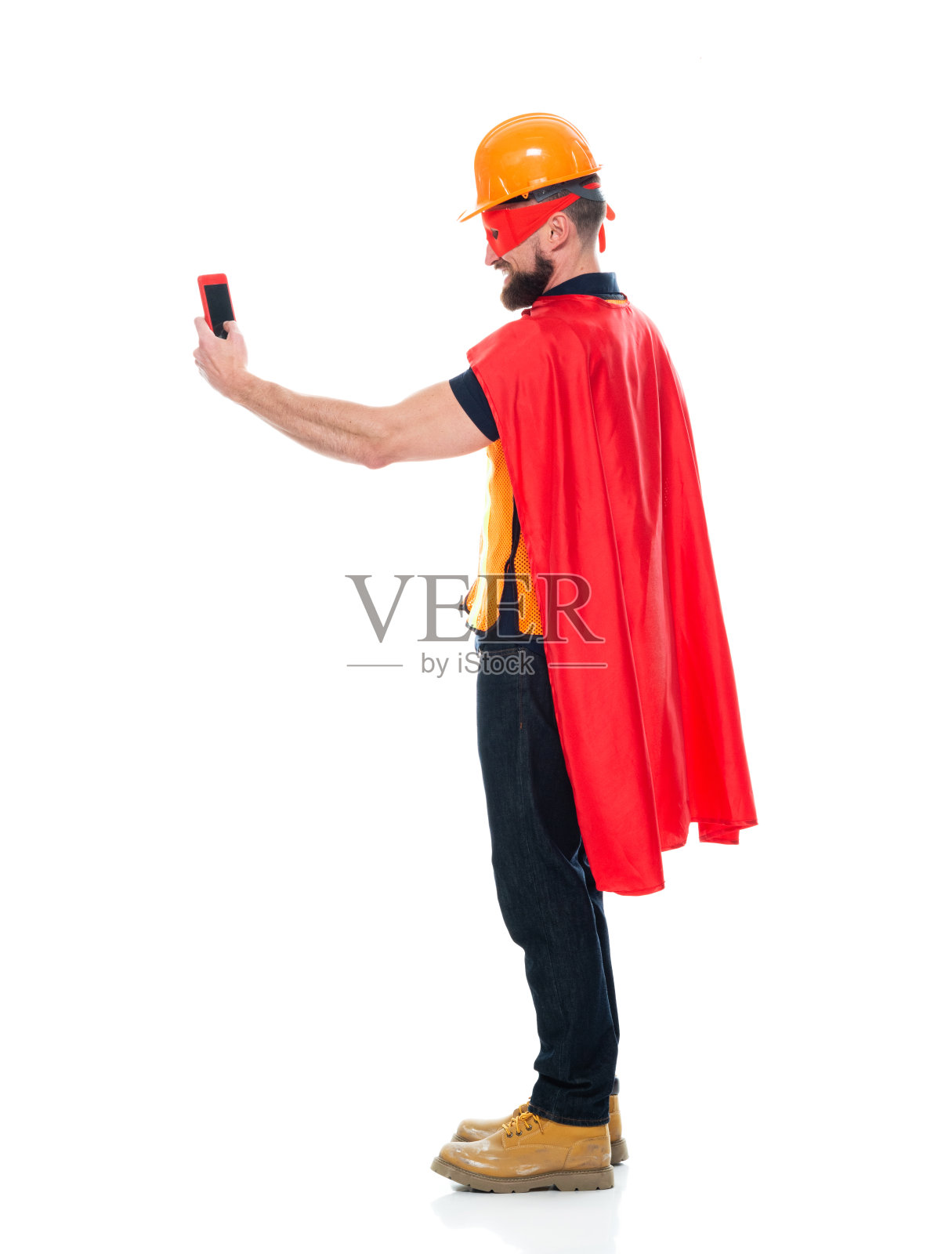 穿着牛仔裤用手机维修的年轻男摄影师照片摄影图片