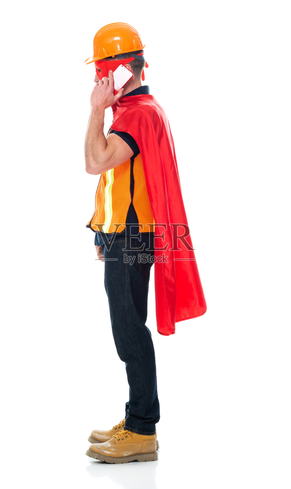 年轻男人维修时穿着牛仔裤并使用手机照片摄影图片