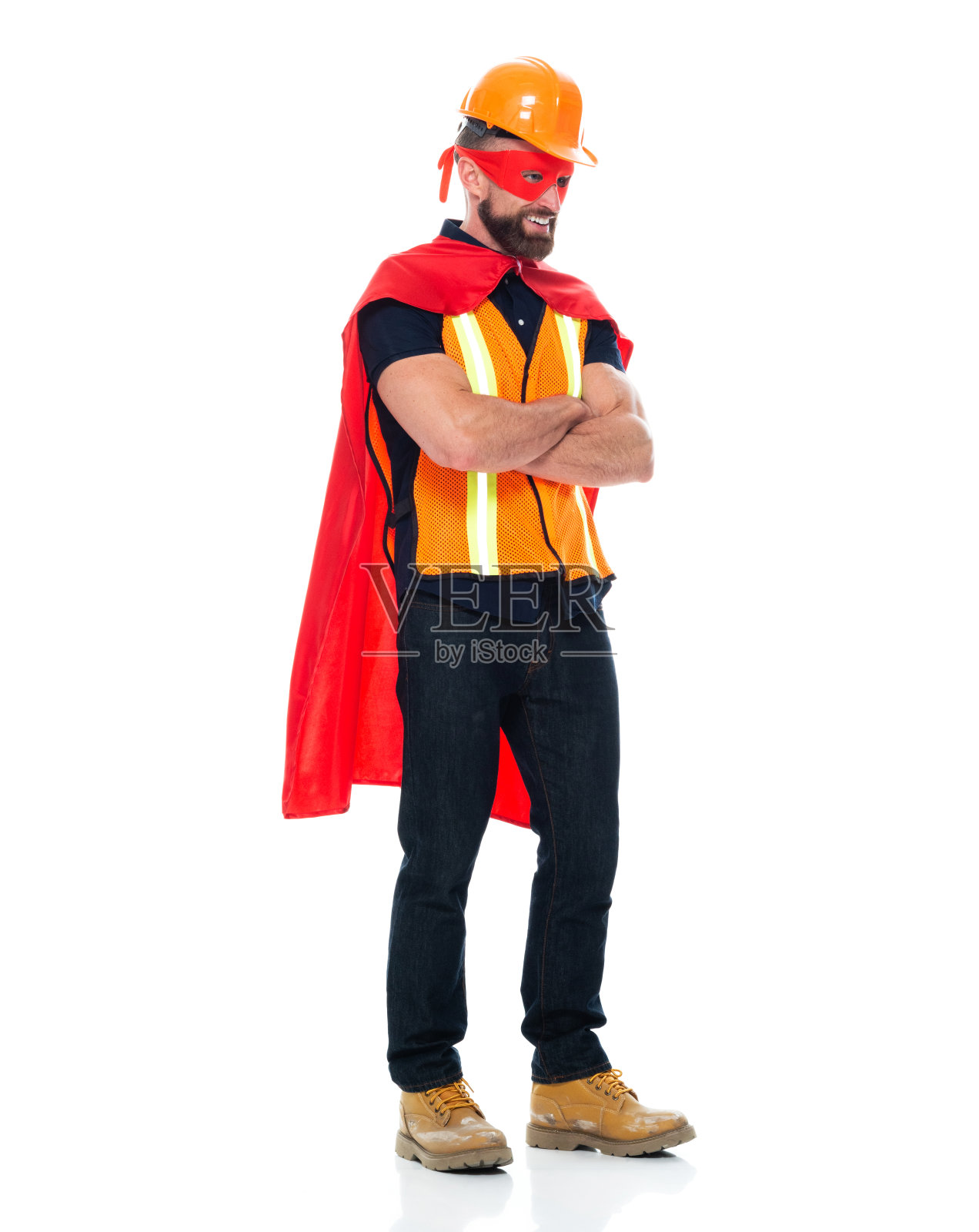 穿着靴子的年轻男人在白色背景前修理照片摄影图片