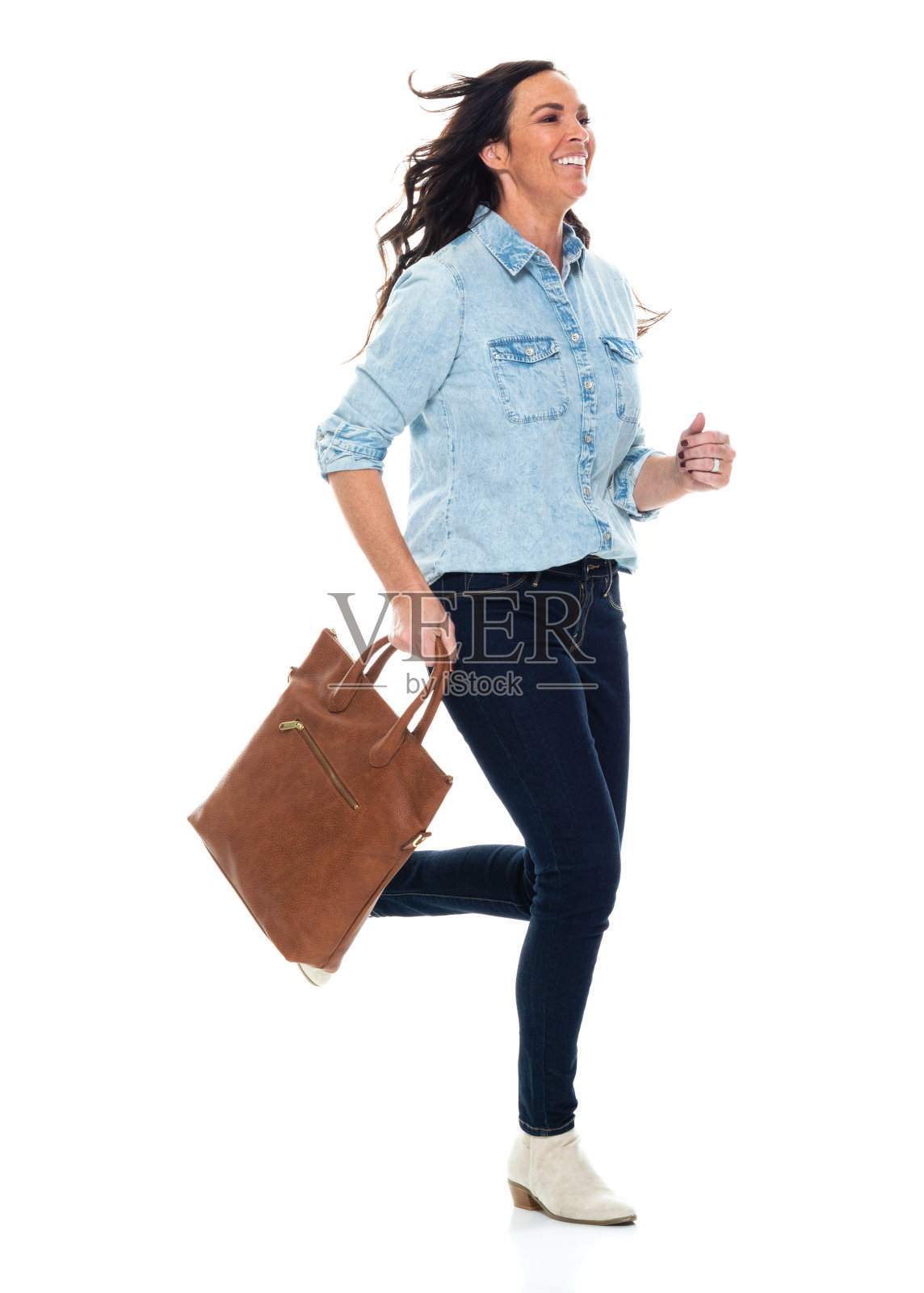 衬衫白人中年妇女在白色背景前追逐打闹照片摄影图片