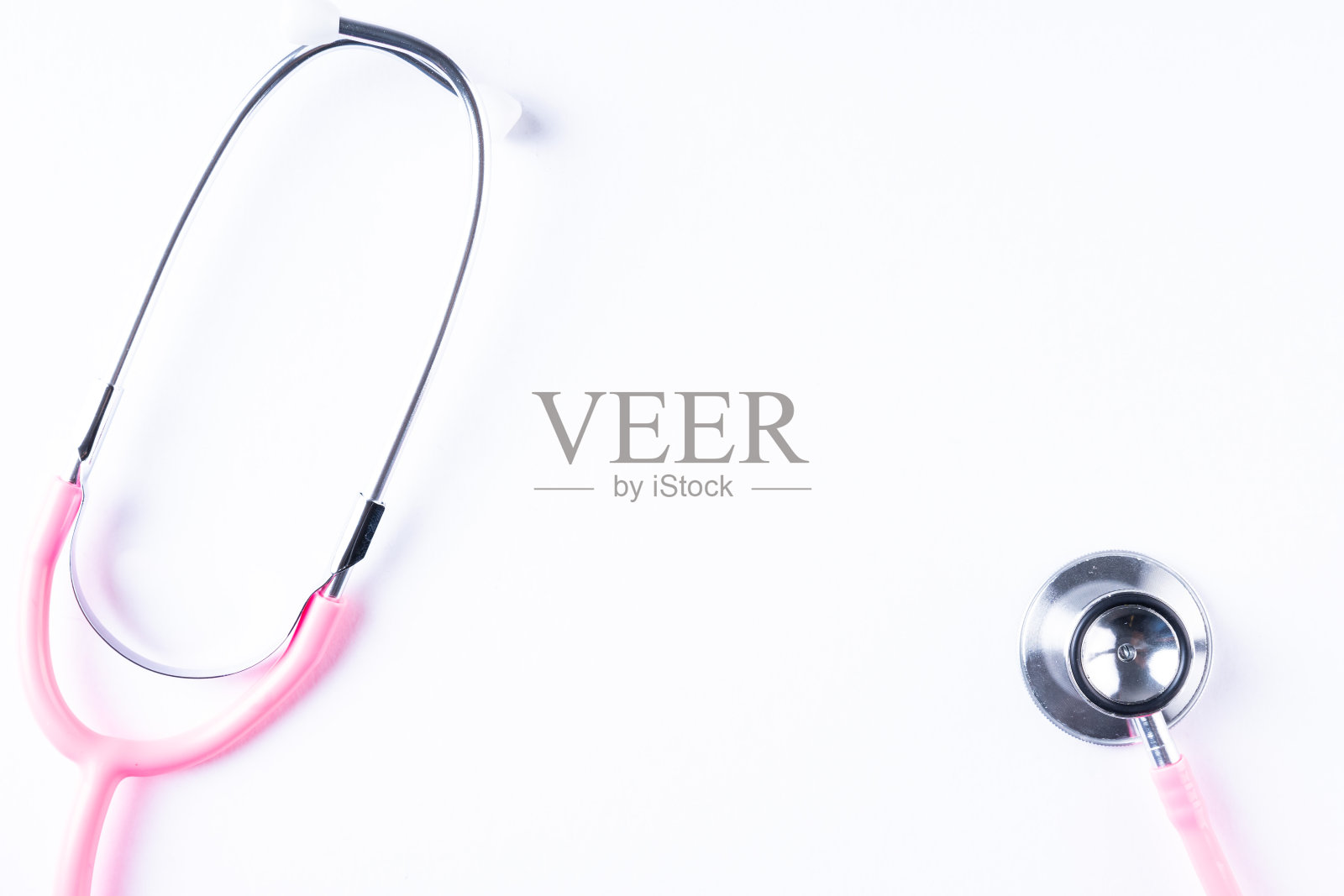 隔离在白色背景上的粉色听诊器照片摄影图片