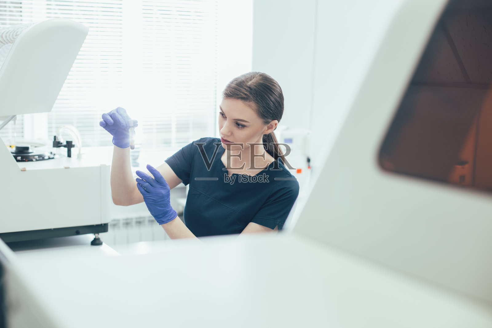 专心研究血液样本的科学家照片照片摄影图片